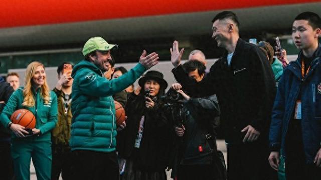 开云APP-王牌对王牌！上海球迷挂念的刘炜和F1世界冠军阿隆索打篮球，谁会赢？