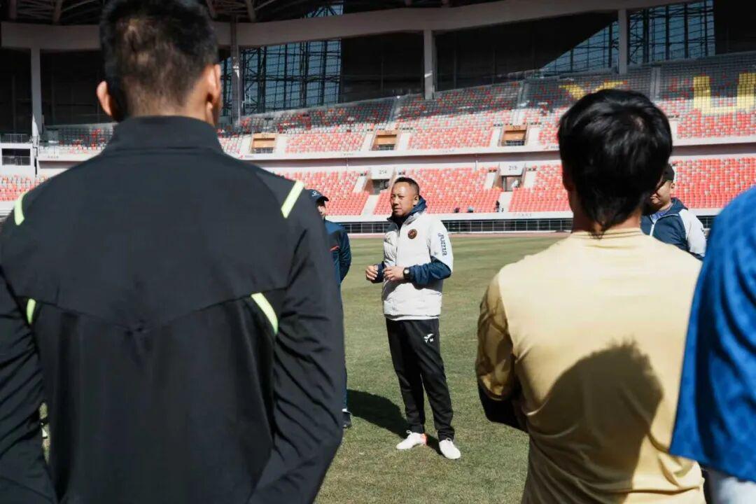 踢遍四级联赛！1米95高中锋加盟榆林，但遭停赛6场无缘足协杯首战